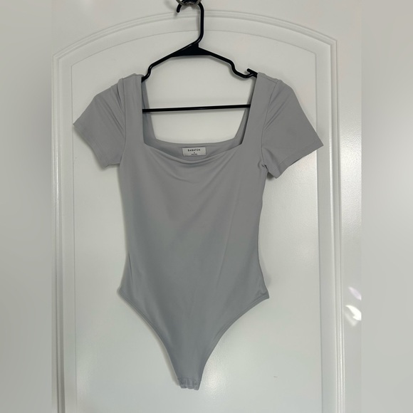 Aritzia Babaton Contour Square Neck Short Sleeve Tee Bodysuit Gray size small - Picture 2 of 9